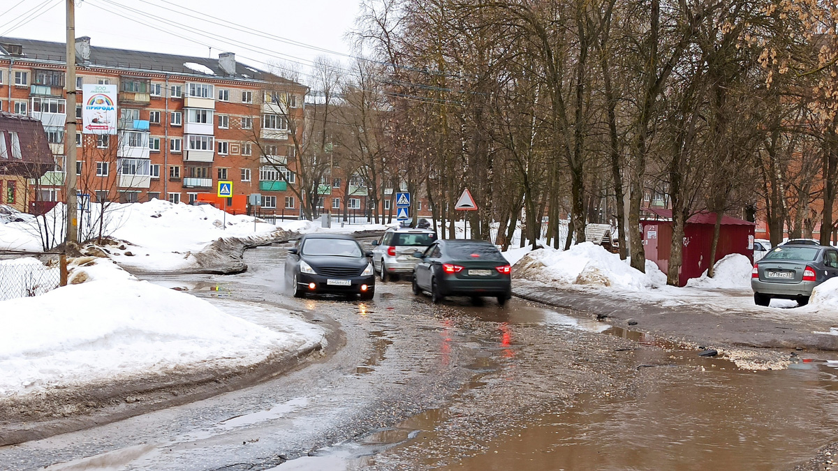 Как только на улице «устаканилась» плюсовая температура, подтаявший снег образовал полчища луж, по которым приходится ходить и ездить владимирцам. Всю эту «красоту» запечатлели местные умельцы.