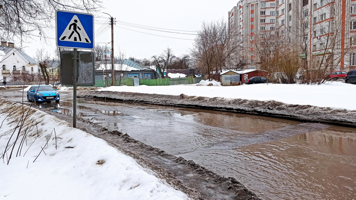 Как только на улице «устаканилась» плюсовая температура, подтаявший снег образовал полчища луж, по которым приходится ходить и ездить владимирцам. Всю эту «красоту» запечатлели местные умельцы.