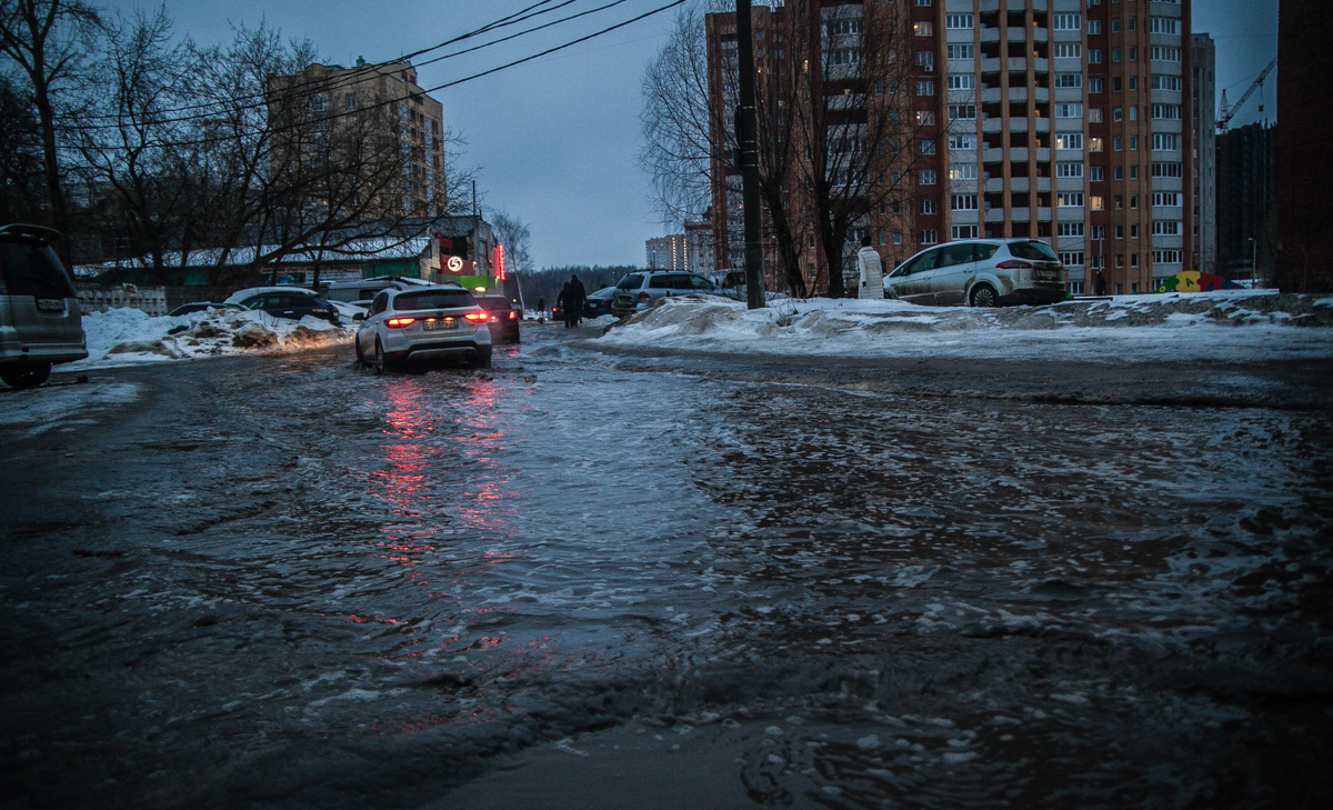 Как только на улице «устаканилась» плюсовая температура, подтаявший снег образовал полчища луж, по которым приходится ходить и ездить владимирцам. Всю эту «красоту» запечатлели местные умельцы.
