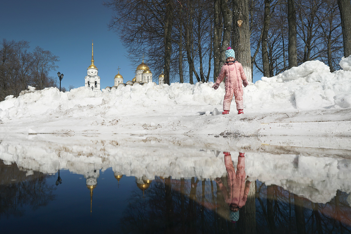 Как только на улице «устаканилась» плюсовая температура, подтаявший снег образовал полчища луж, по которым приходится ходить и ездить владимирцам. Всю эту «красоту» запечатлели местные умельцы.