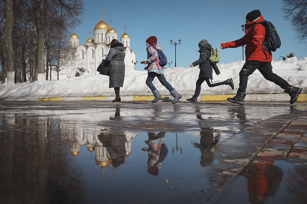 Как только на улице «устаканилась» плюсовая температура, подтаявший снег образовал полчища луж, по которым приходится ходить и ездить владимирцам. Всю эту «красоту» запечатлели местные умельцы.