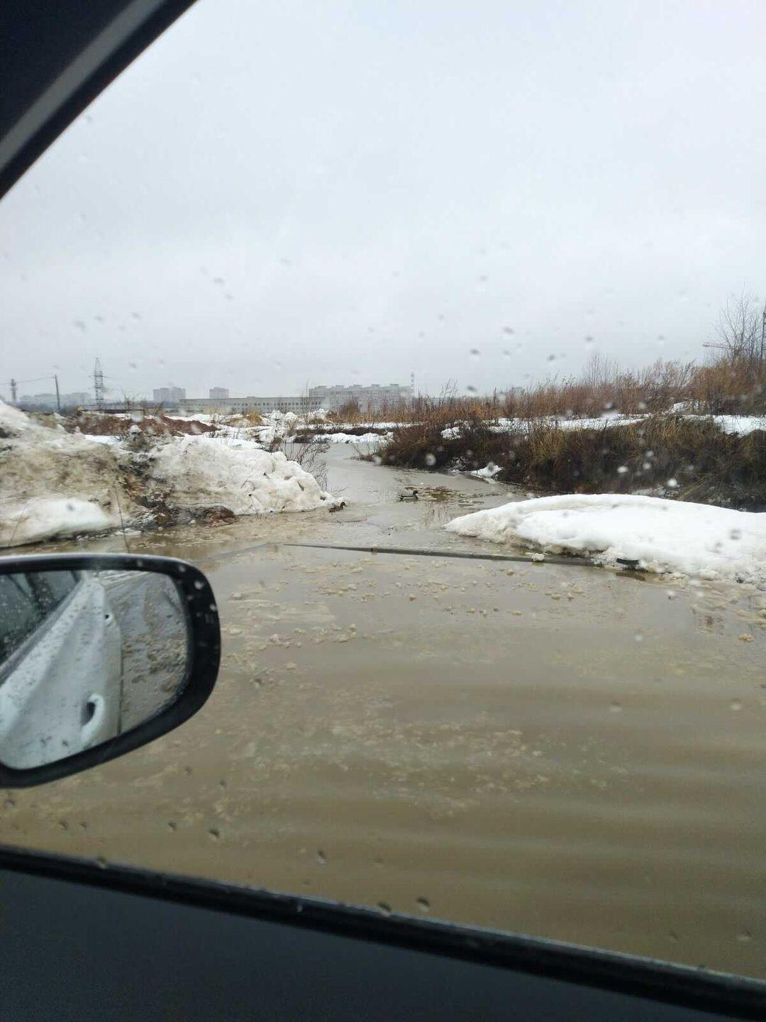 Как только на улице «устаканилась» плюсовая температура, подтаявший снег образовал полчища луж, по которым приходится ходить и ездить владимирцам. Всю эту «красоту» запечатлели местные умельцы.