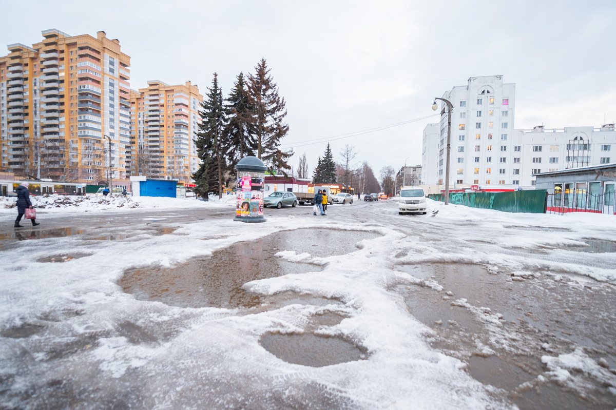 Как только на улице «устаканилась» плюсовая температура, подтаявший снег образовал полчища луж, по которым приходится ходить и ездить владимирцам. Всю эту «красоту» запечатлели местные умельцы.