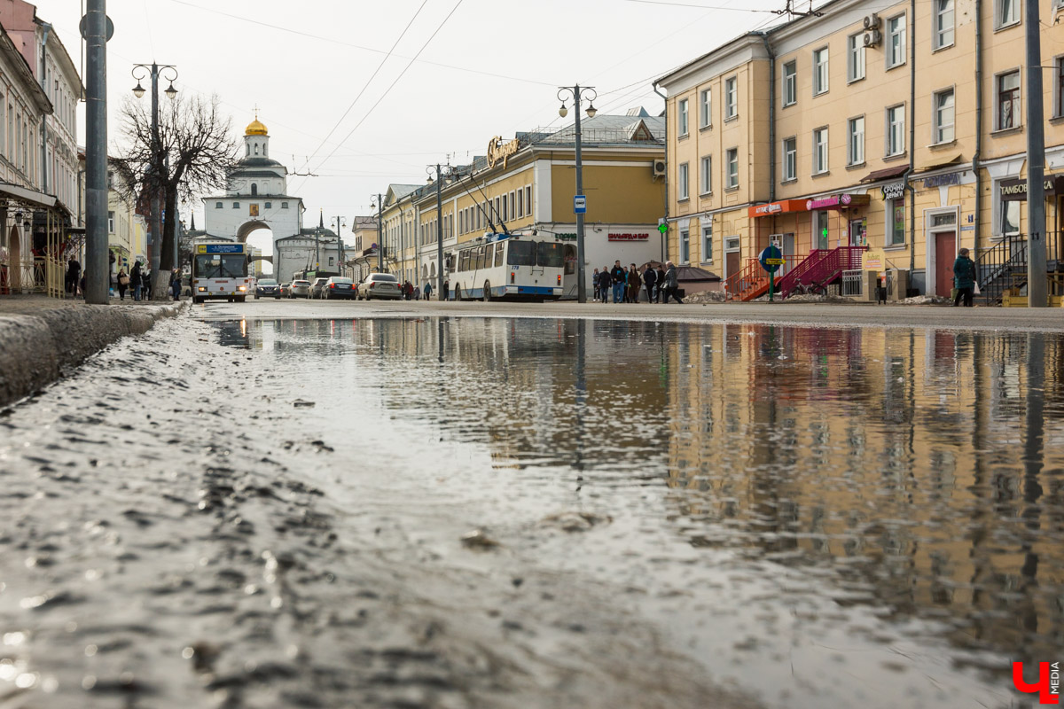 Как только на улице «устаканилась» плюсовая температура, подтаявший снег образовал полчища луж, по которым приходится ходить и ездить владимирцам. Всю эту «красоту» запечатлели местные умельцы.