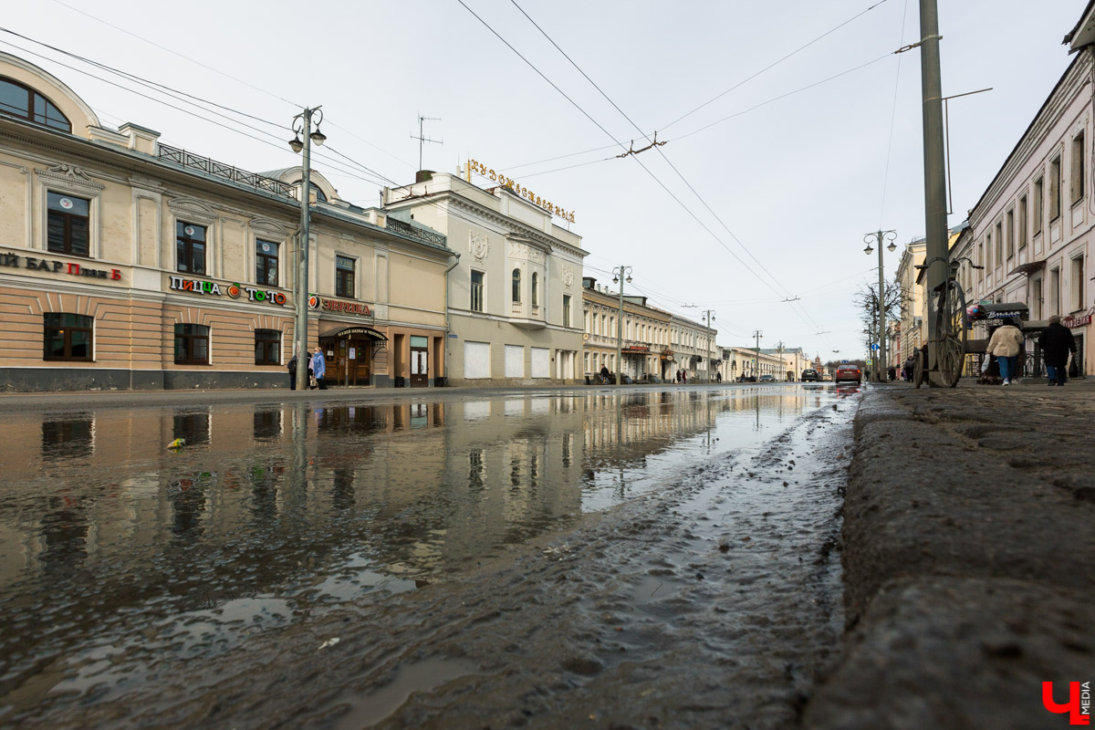 Как только на улице «устаканилась» плюсовая температура, подтаявший снег образовал полчища луж, по которым приходится ходить и ездить владимирцам. Всю эту «красоту» запечатлели местные умельцы.