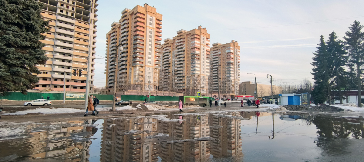 Как только на улице «устаканилась» плюсовая температура, подтаявший снег образовал полчища луж, по которым приходится ходить и ездить владимирцам. Всю эту «красоту» запечатлели местные умельцы.