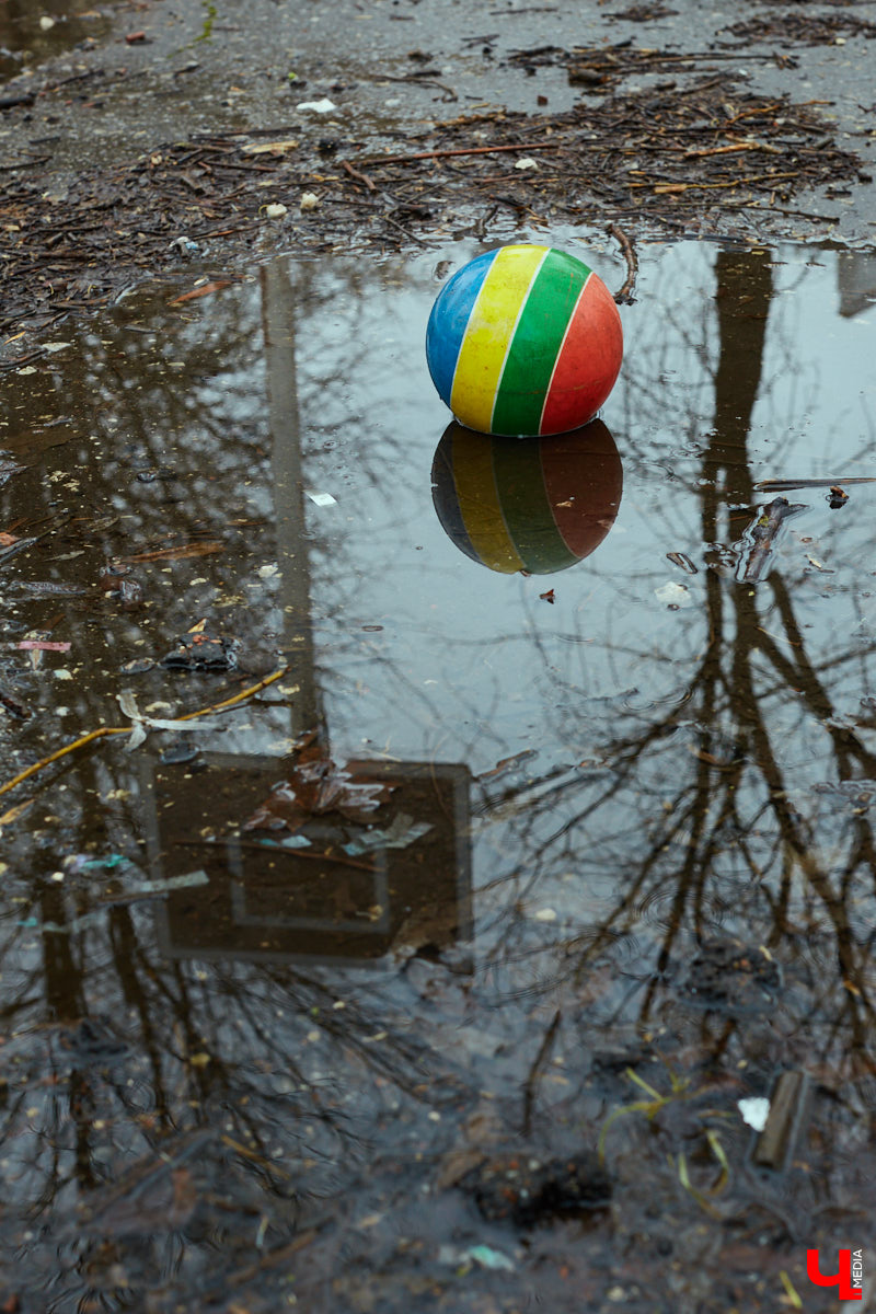 Как только на улице «устаканилась» плюсовая температура, подтаявший снег образовал полчища луж, по которым приходится ходить и ездить владимирцам. Всю эту «красоту» запечатлели местные умельцы.