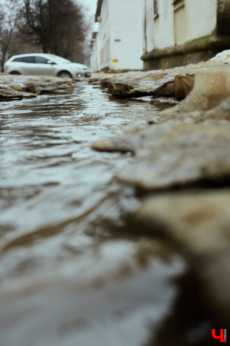 Как только на улице «устаканилась» плюсовая температура, подтаявший снег образовал полчища луж, по которым приходится ходить и ездить владимирцам. Всю эту «красоту» запечатлели местные умельцы.