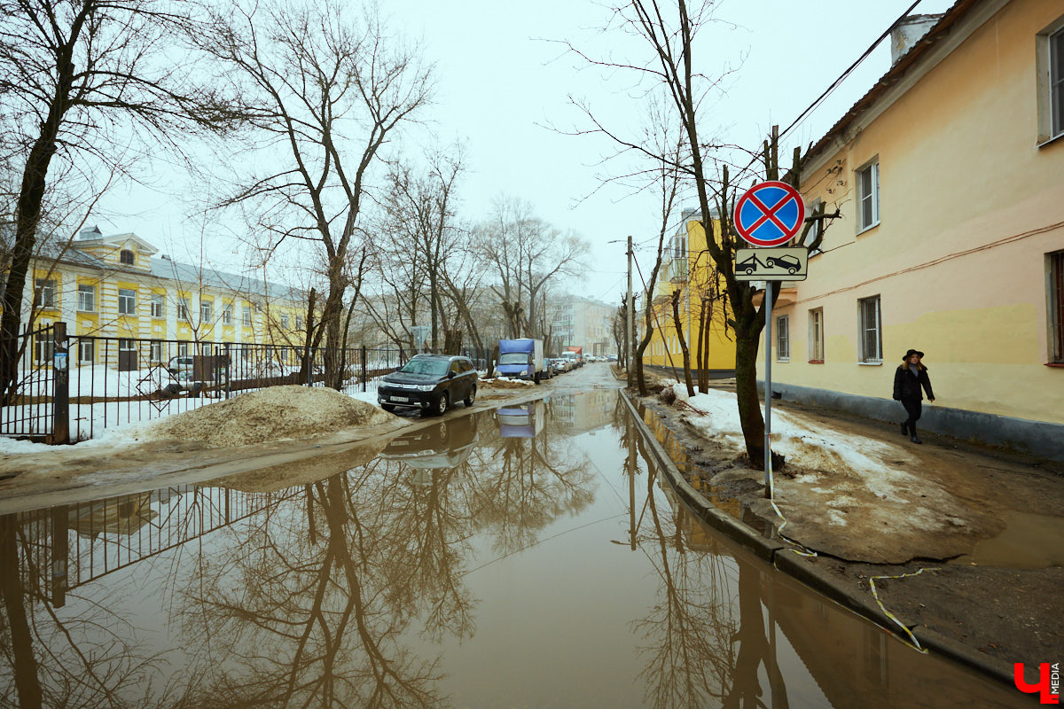 Как только на улице «устаканилась» плюсовая температура, подтаявший снег образовал полчища луж, по которым приходится ходить и ездить владимирцам. Всю эту «красоту» запечатлели местные умельцы.