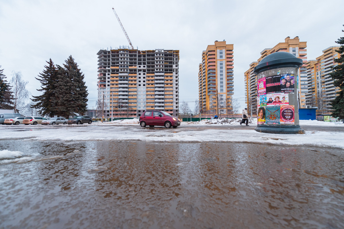 Как только на улице «устаканилась» плюсовая температура, подтаявший снег образовал полчища луж, по которым приходится ходить и ездить владимирцам. Всю эту «красоту» запечатлели местные умельцы.