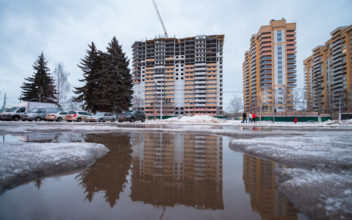 Как только на улице «устаканилась» плюсовая температура, подтаявший снег образовал полчища луж, по которым приходится ходить и ездить владимирцам. Всю эту «красоту» запечатлели местные умельцы.