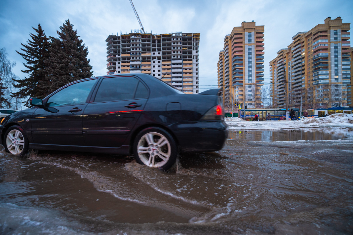 Как только на улице «устаканилась» плюсовая температура, подтаявший снег образовал полчища луж, по которым приходится ходить и ездить владимирцам. Всю эту «красоту» запечатлели местные умельцы.