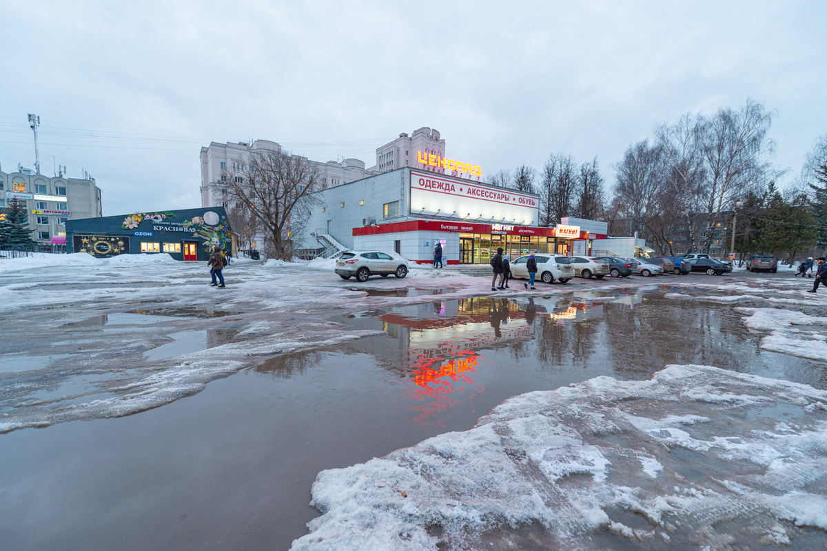 Как только на улице «устаканилась» плюсовая температура, подтаявший снег образовал полчища луж, по которым приходится ходить и ездить владимирцам. Всю эту «красоту» запечатлели местные умельцы.