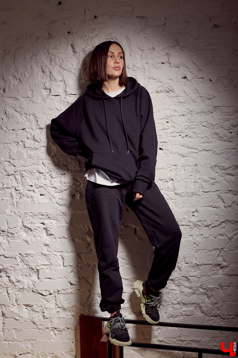 Для DIY-артиста и автора музыки VALERYKRAVZ сцена — это зазеркалье, которое хочется разнообразить чем-то сложным. На подобное девушку вдохновляют коллекции Карла Лагерфельда.