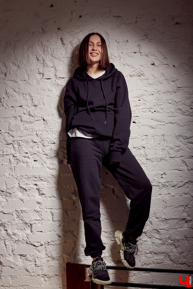 Для DIY-артиста и автора музыки VALERYKRAVZ сцена — это зазеркалье, которое хочется разнообразить чем-то сложным. На подобное девушку вдохновляют коллекции Карла Лагерфельда.