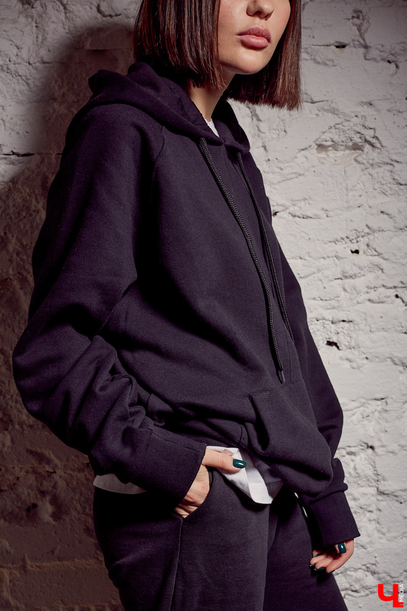 Для DIY-артиста и автора музыки VALERYKRAVZ сцена — это зазеркалье, которое хочется разнообразить чем-то сложным. На подобное девушку вдохновляют коллекции Карла Лагерфельда.