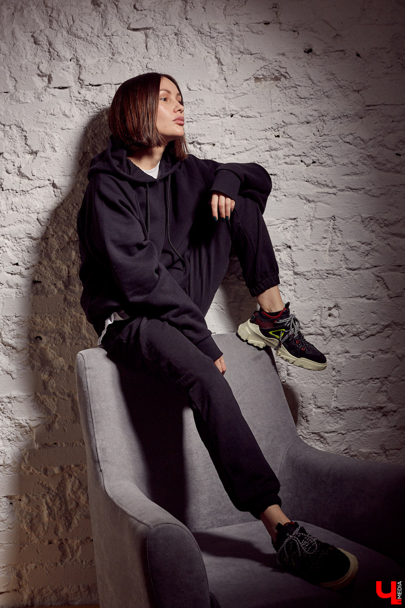 Для DIY-артиста и автора музыки VALERYKRAVZ сцена — это зазеркалье, которое хочется разнообразить чем-то сложным. На подобное девушку вдохновляют коллекции Карла Лагерфельда.