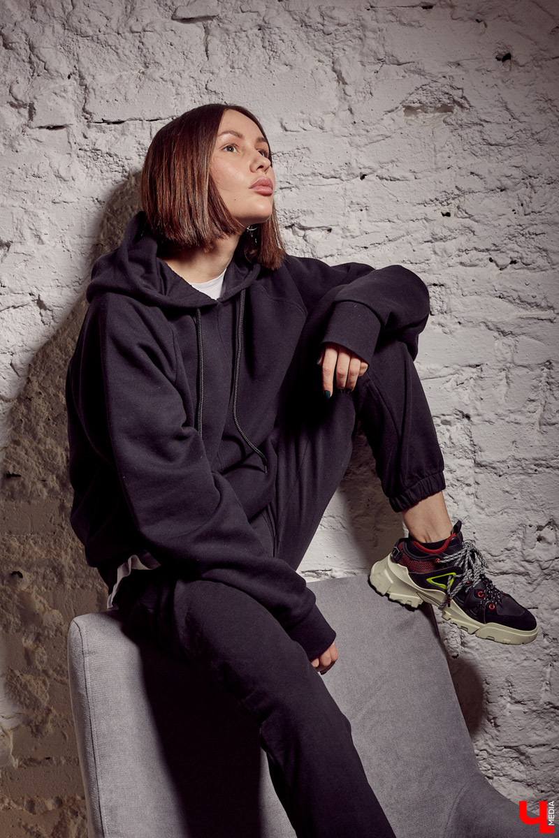 Для DIY-артиста и автора музыки VALERYKRAVZ сцена — это зазеркалье, которое хочется разнообразить чем-то сложным. На подобное девушку вдохновляют коллекции Карла Лагерфельда.