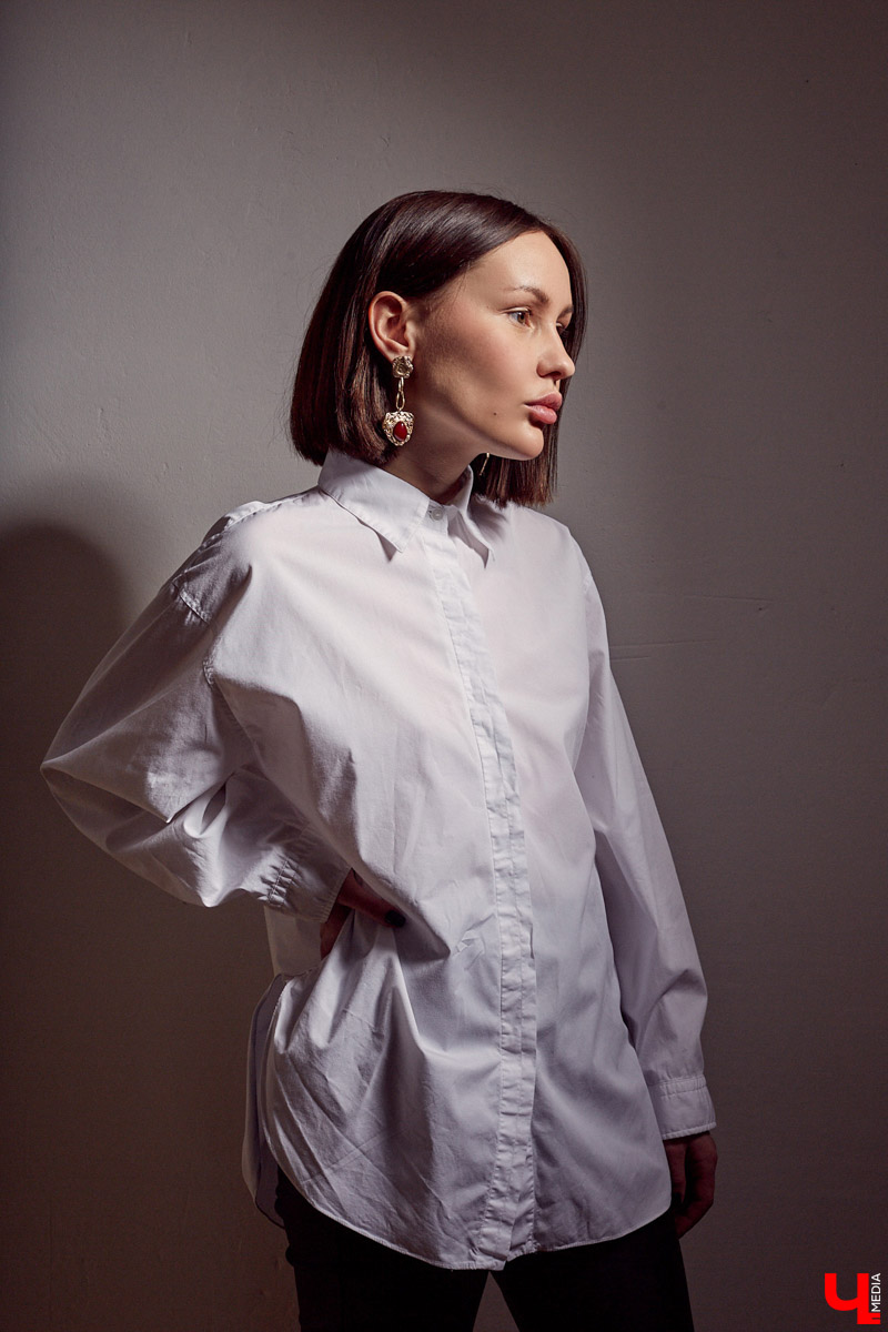 Для DIY-артиста и автора музыки VALERYKRAVZ сцена — это зазеркалье, которое хочется разнообразить чем-то сложным. На подобное девушку вдохновляют коллекции Карла Лагерфельда.