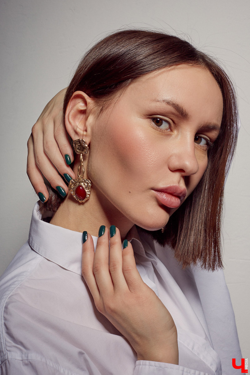 Для DIY-артиста и автора музыки VALERYKRAVZ сцена — это зазеркалье, которое хочется разнообразить чем-то сложным. На подобное девушку вдохновляют коллекции Карла Лагерфельда.