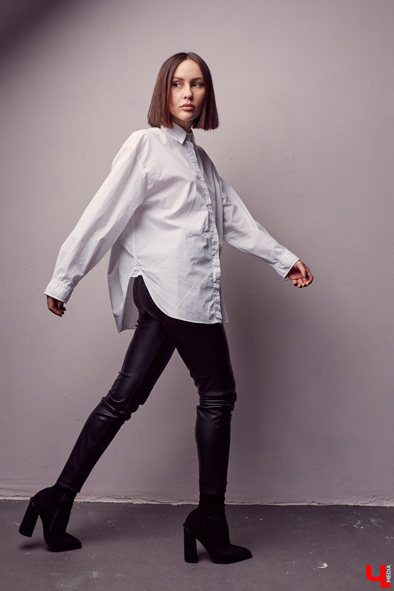 Для DIY-артиста и автора музыки VALERYKRAVZ сцена — это зазеркалье, которое хочется разнообразить чем-то сложным. На подобное девушку вдохновляют коллекции Карла Лагерфельда.