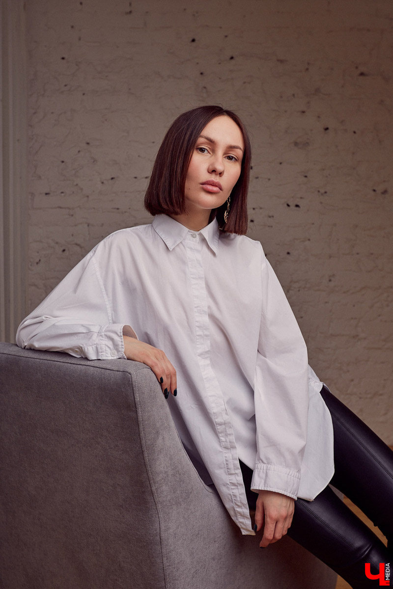 Для DIY-артиста и автора музыки VALERYKRAVZ сцена — это зазеркалье, которое хочется разнообразить чем-то сложным. На подобное девушку вдохновляют коллекции Карла Лагерфельда.