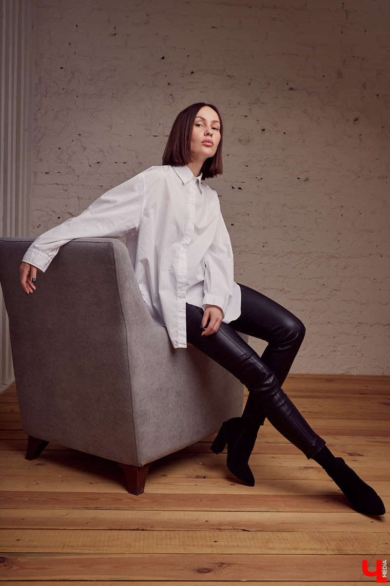 Для DIY-артиста и автора музыки VALERYKRAVZ сцена — это зазеркалье, которое хочется разнообразить чем-то сложным. На подобное девушку вдохновляют коллекции Карла Лагерфельда.