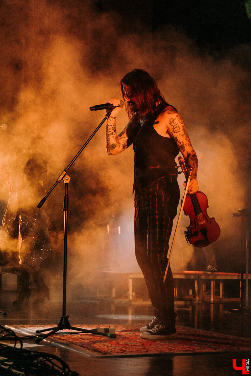 После странной истории с прошлым концертом во Владимире The Hаtters наконец-то вернулись! Наслаждаемся джипси-роком на фотоснимках и предполагаем, появится ли хор владимирских слушателей в новом треке петербургских музыкантов.