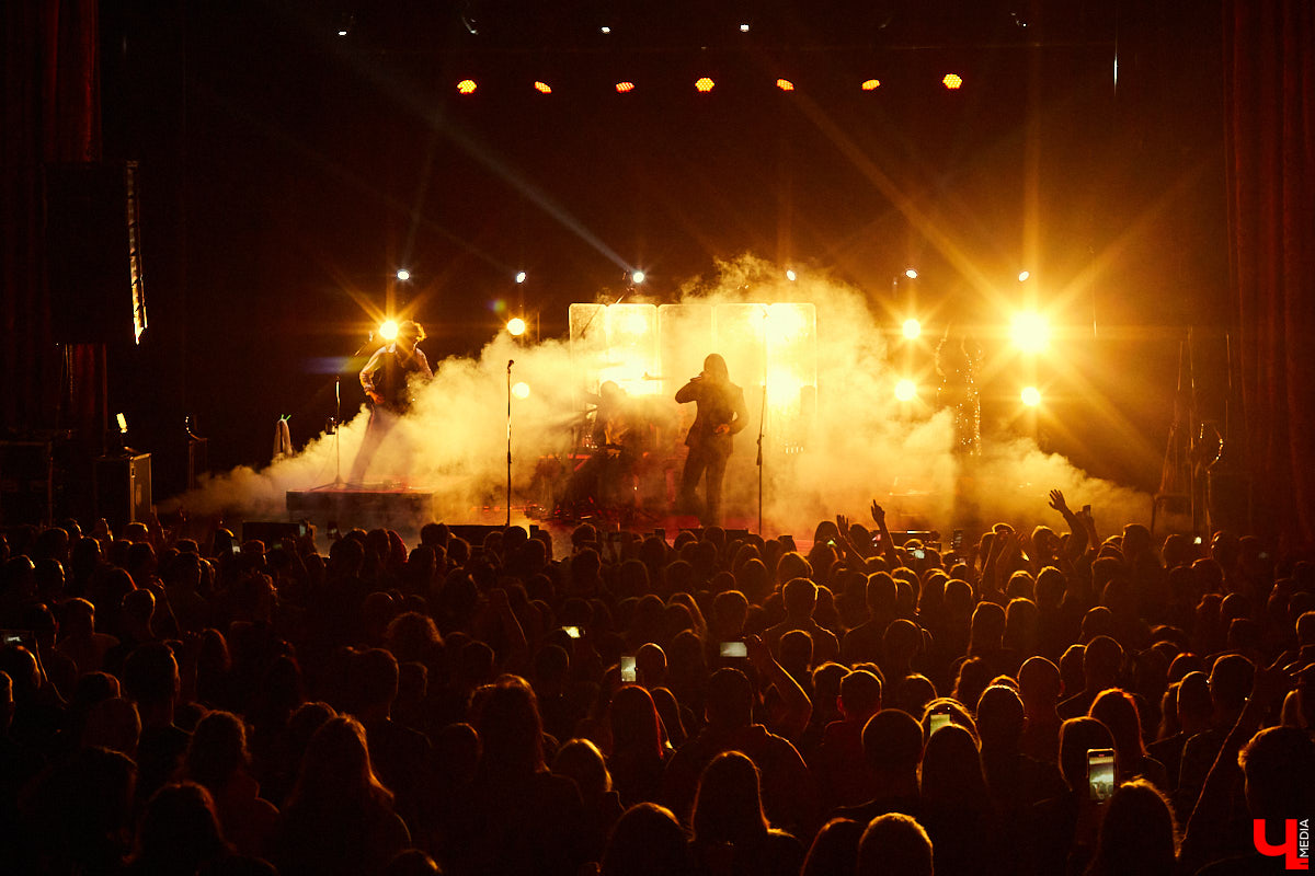 После странной истории с прошлым концертом во Владимире The Hаtters наконец-то вернулись! Наслаждаемся джипси-роком на фотоснимках и предполагаем, появится ли хор владимирских слушателей в новом треке петербургских музыкантов.