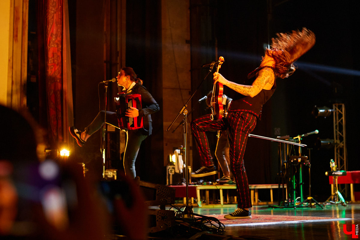 После странной истории с прошлым концертом во Владимире The Hаtters наконец-то вернулись! Наслаждаемся джипси-роком на фотоснимках и предполагаем, появится ли хор владимирских слушателей в новом треке петербургских музыкантов.