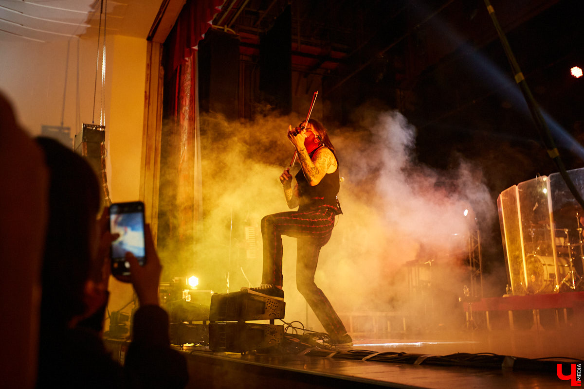 После странной истории с прошлым концертом во Владимире The Hаtters наконец-то вернулись! Наслаждаемся джипси-роком на фотоснимках и предполагаем, появится ли хор владимирских слушателей в новом треке петербургских музыкантов.