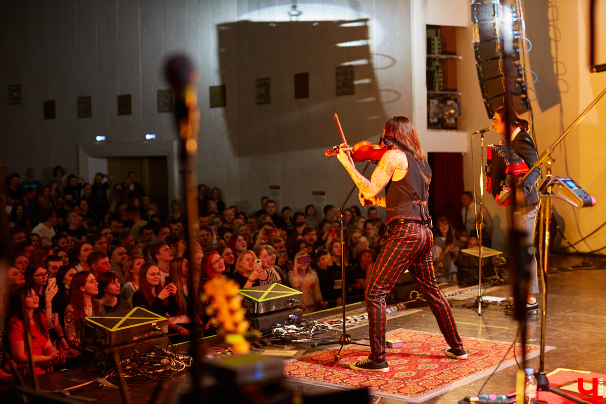 После странной истории с прошлым концертом во Владимире The Hаtters наконец-то вернулись! Наслаждаемся джипси-роком на фотоснимках и предполагаем, появится ли хор владимирских слушателей в новом треке петербургских музыкантов.