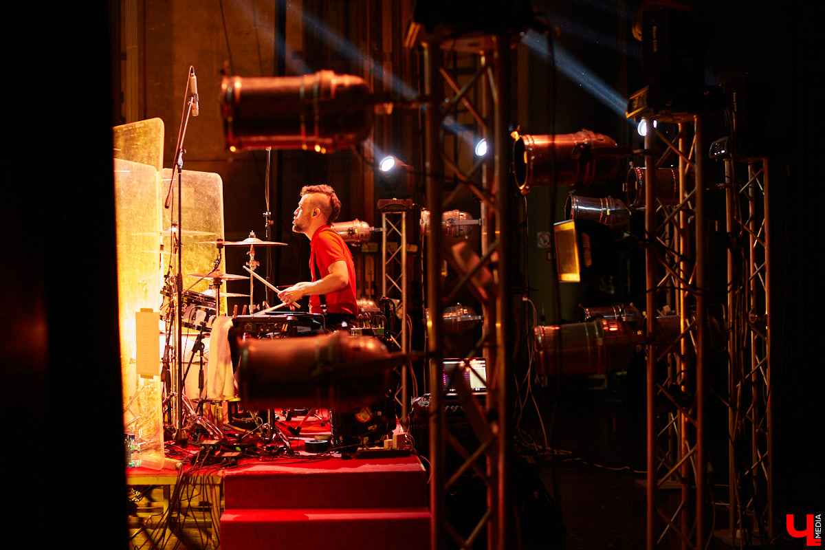 После странной истории с прошлым концертом во Владимире The Hаtters наконец-то вернулись! Наслаждаемся джипси-роком на фотоснимках и предполагаем, появится ли хор владимирских слушателей в новом треке петербургских музыкантов.