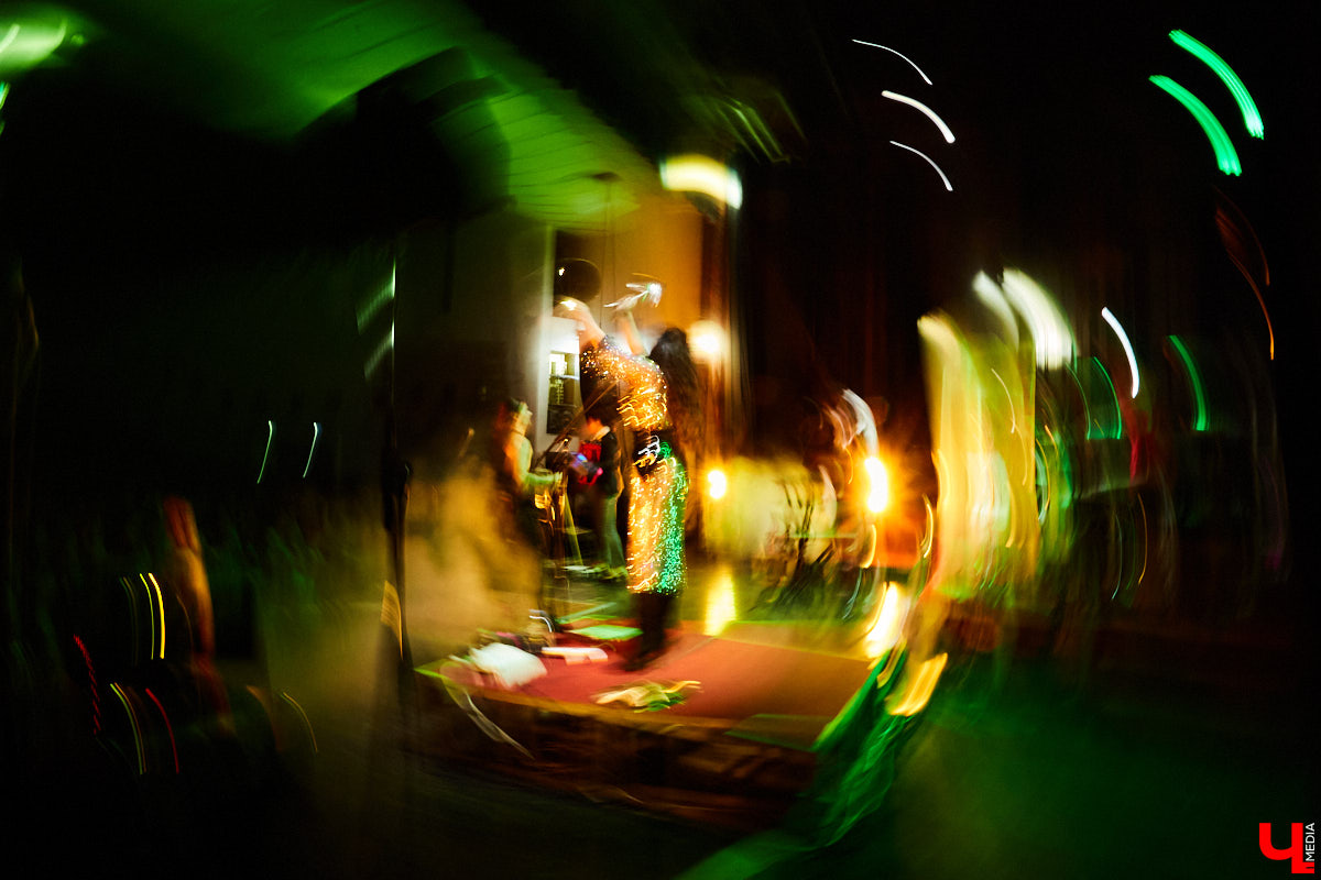 После странной истории с прошлым концертом во Владимире The Hаtters наконец-то вернулись! Наслаждаемся джипси-роком на фотоснимках и предполагаем, появится ли хор владимирских слушателей в новом треке петербургских музыкантов.