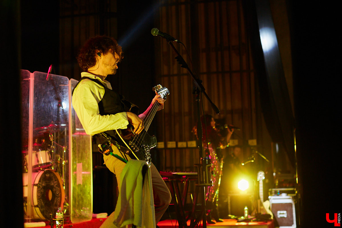 После странной истории с прошлым концертом во Владимире The Hаtters наконец-то вернулись! Наслаждаемся джипси-роком на фотоснимках и предполагаем, появится ли хор владимирских слушателей в новом треке петербургских музыкантов.