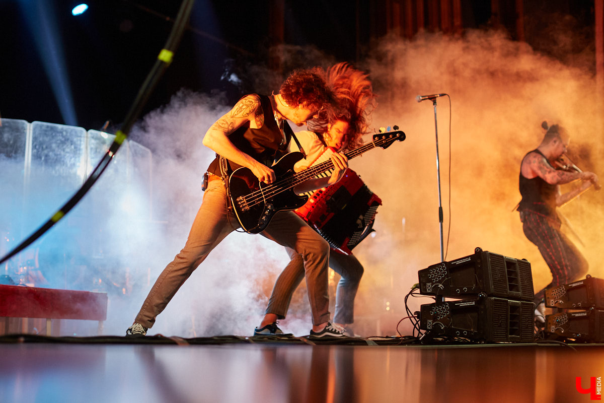 После странной истории с прошлым концертом во Владимире The Hаtters наконец-то вернулись! Наслаждаемся джипси-роком на фотоснимках и предполагаем, появится ли хор владимирских слушателей в новом треке петербургских музыкантов.