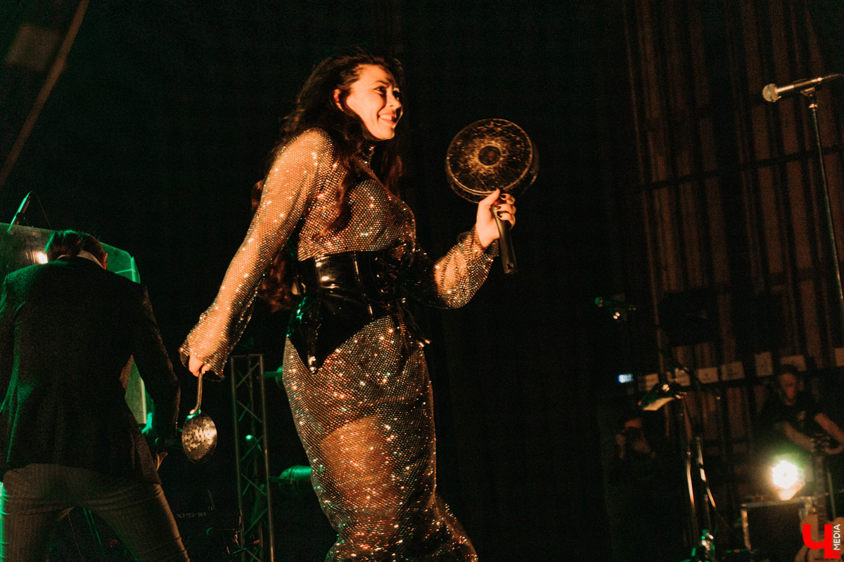 После странной истории с прошлым концертом во Владимире The Hаtters наконец-то вернулись! Наслаждаемся джипси-роком на фотоснимках и предполагаем, появится ли хор владимирских слушателей в новом треке петербургских музыкантов.