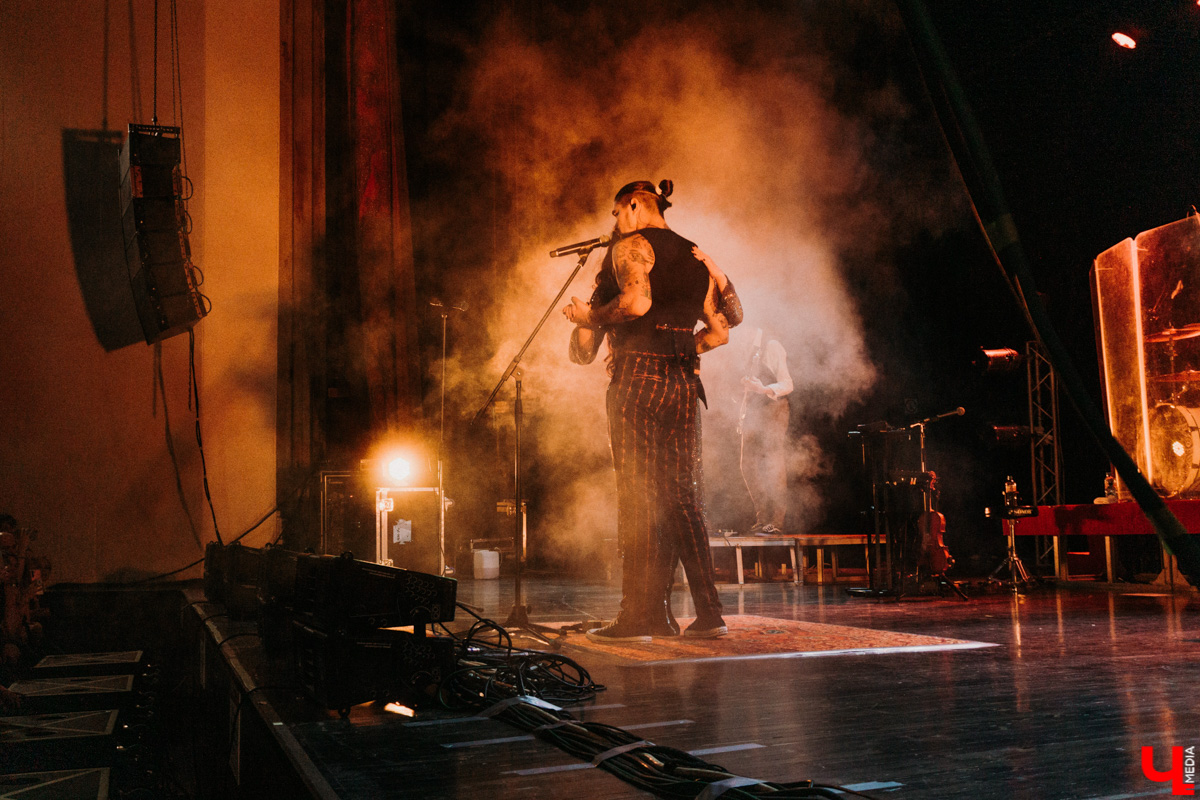 После странной истории с прошлым концертом во Владимире The Hаtters наконец-то вернулись! Наслаждаемся джипси-роком на фотоснимках и предполагаем, появится ли хор владимирских слушателей в новом треке петербургских музыкантов.