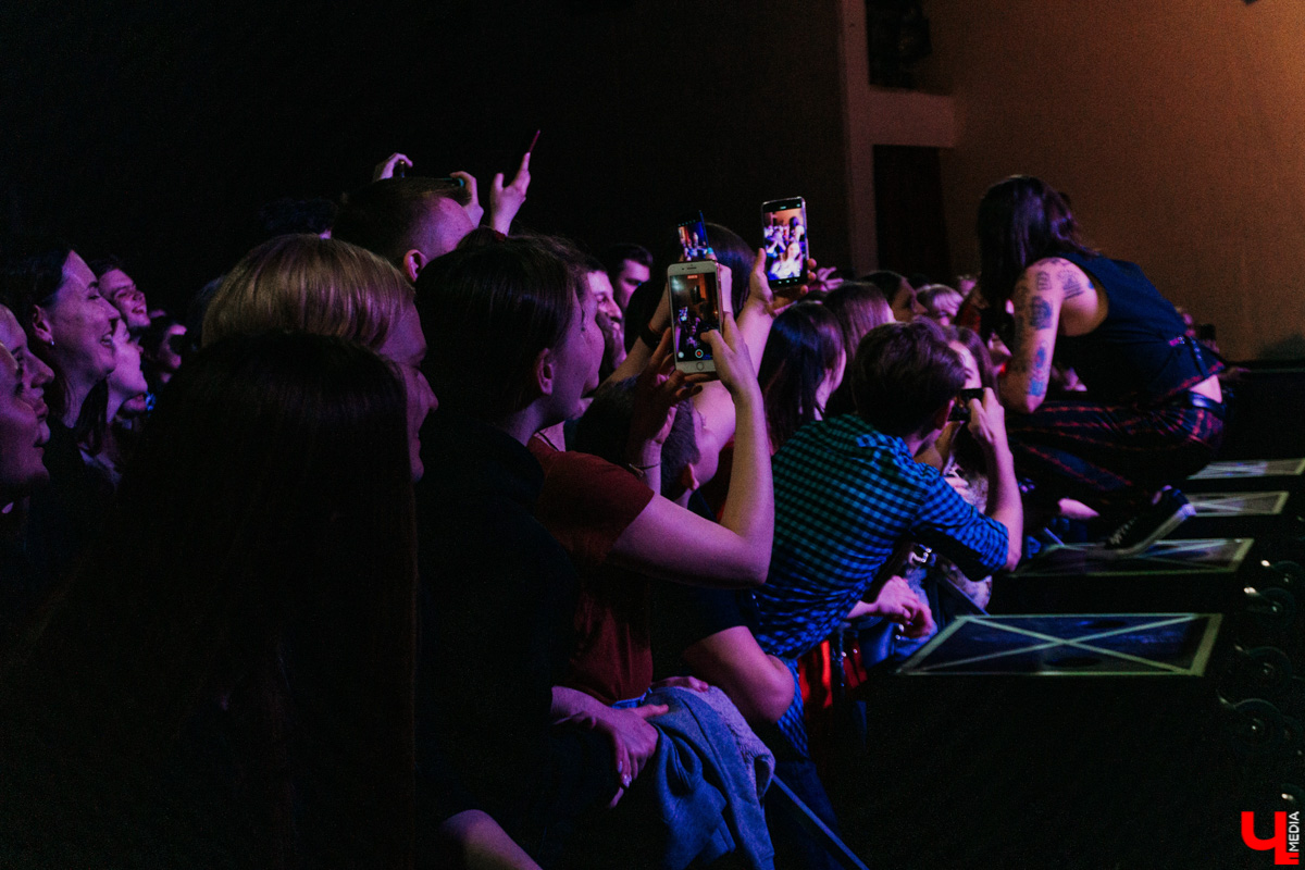 После странной истории с прошлым концертом во Владимире The Hаtters наконец-то вернулись! Наслаждаемся джипси-роком на фотоснимках и предполагаем, появится ли хор владимирских слушателей в новом треке петербургских музыкантов.