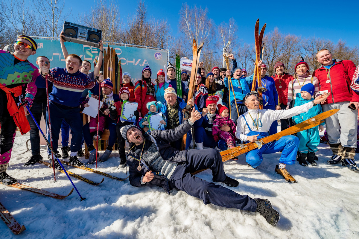 Подтянутые мужчины в спортивных костюмах в стиле 80-х, соревнующиеся между собой на деревянных лыжах. Нет, мы не попали в прошлое, это организаторы ретро-гонки повернули время вспять.