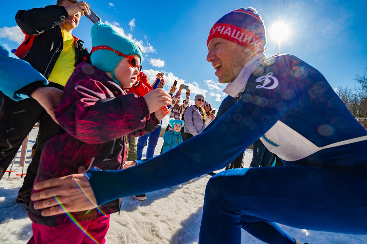 Подтянутые мужчины в спортивных костюмах в стиле 80-х, соревнующиеся между собой на деревянных лыжах. Нет, мы не попали в прошлое, это организаторы ретро-гонки повернули время вспять.