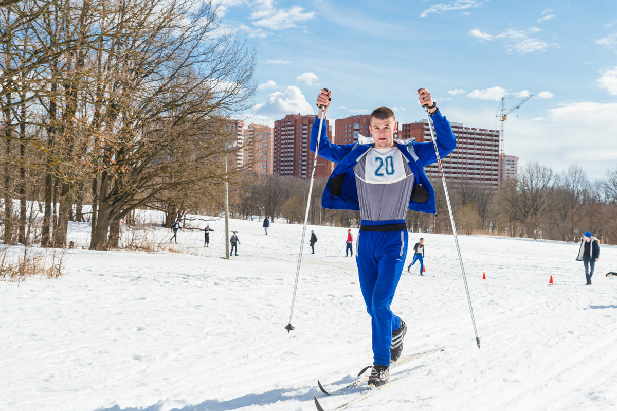 Подтянутые мужчины в спортивных костюмах в стиле 80-х, соревнующиеся между собой на деревянных лыжах. Нет, мы не попали в прошлое, это организаторы ретро-гонки повернули время вспять.