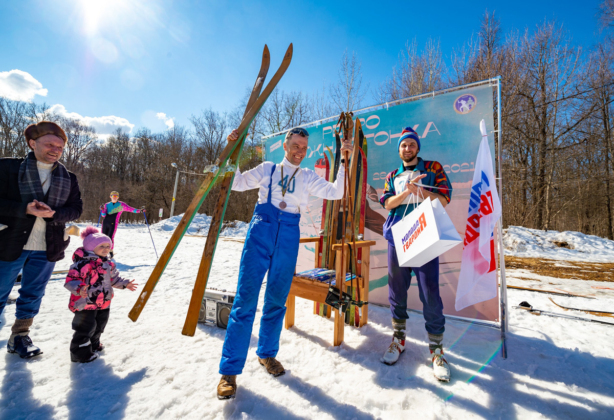 Подтянутые мужчины в спортивных костюмах в стиле 80-х, соревнующиеся между собой на деревянных лыжах. Нет, мы не попали в прошлое, это организаторы ретро-гонки повернули время вспять.