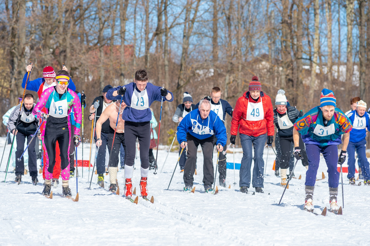 Подтянутые мужчины в спортивных костюмах в стиле 80-х, соревнующиеся между собой на деревянных лыжах. Нет, мы не попали в прошлое, это организаторы ретро-гонки повернули время вспять.