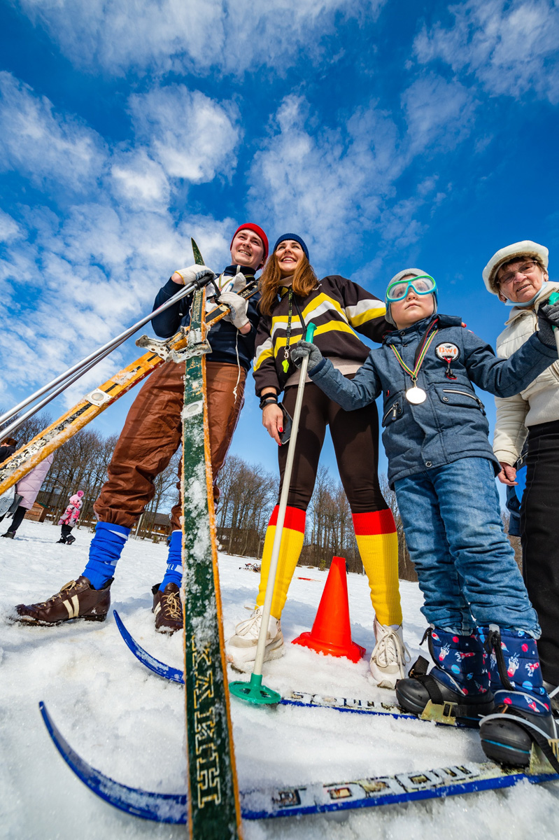 Подтянутые мужчины в спортивных костюмах в стиле 80-х, соревнующиеся между собой на деревянных лыжах. Нет, мы не попали в прошлое, это организаторы ретро-гонки повернули время вспять.