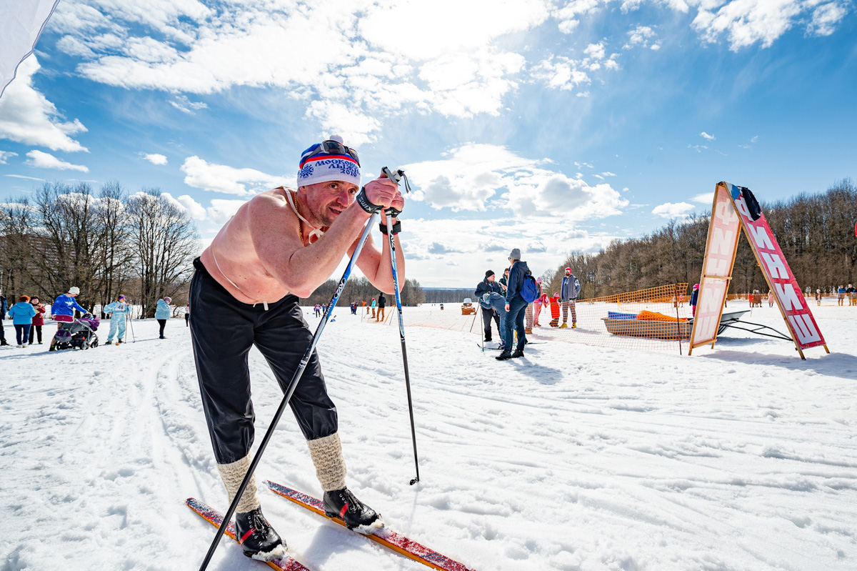 Подтянутые мужчины в спортивных костюмах в стиле 80-х, соревнующиеся между собой на деревянных лыжах. Нет, мы не попали в прошлое, это организаторы ретро-гонки повернули время вспять.