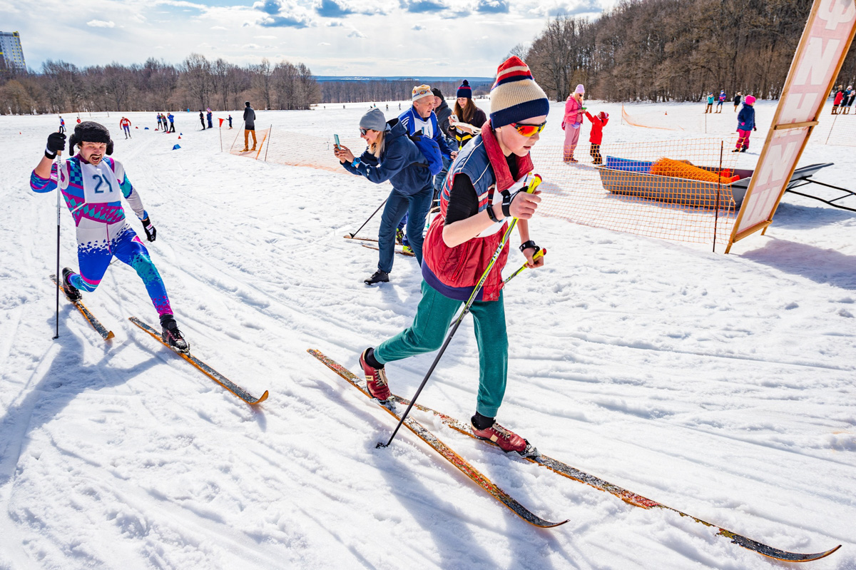 Подтянутые мужчины в спортивных костюмах в стиле 80-х, соревнующиеся между собой на деревянных лыжах. Нет, мы не попали в прошлое, это организаторы ретро-гонки повернули время вспять.