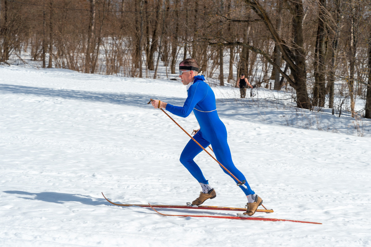 Подтянутые мужчины в спортивных костюмах в стиле 80-х, соревнующиеся между собой на деревянных лыжах. Нет, мы не попали в прошлое, это организаторы ретро-гонки повернули время вспять.