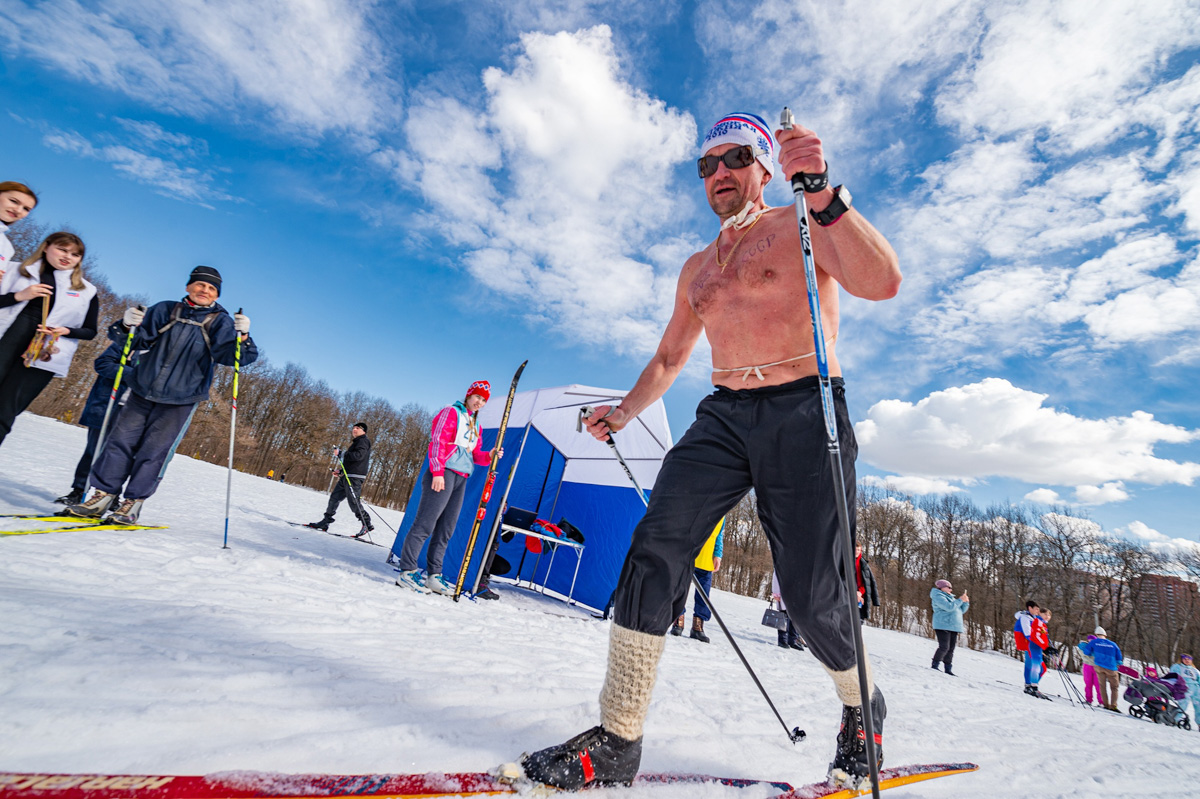 Подтянутые мужчины в спортивных костюмах в стиле 80-х, соревнующиеся между собой на деревянных лыжах. Нет, мы не попали в прошлое, это организаторы ретро-гонки повернули время вспять.