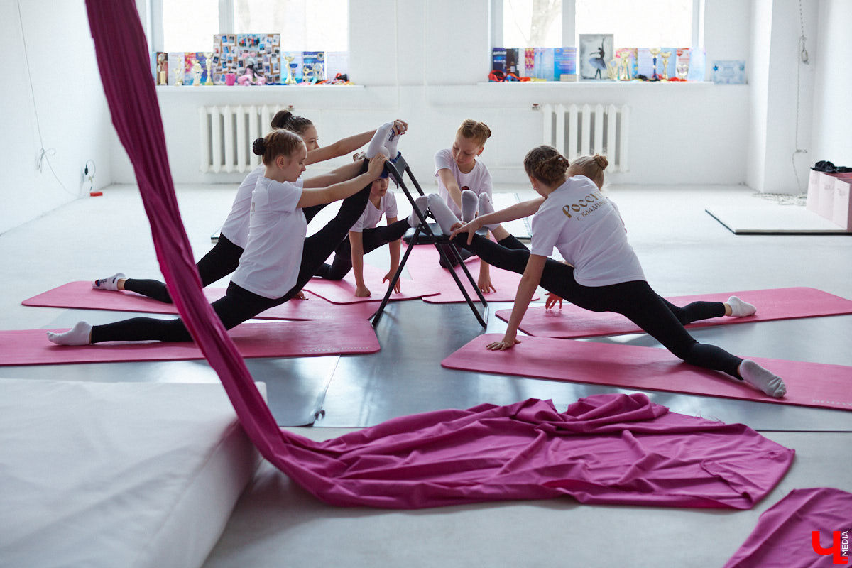 Кристина Сапилова — воздушная гимнастка. И не только! С 2017 года она тренирует целую команду. Мы побывали на занятиях юных дарований и пообщались с их наставницей о красивом, но сложном виде спорта.